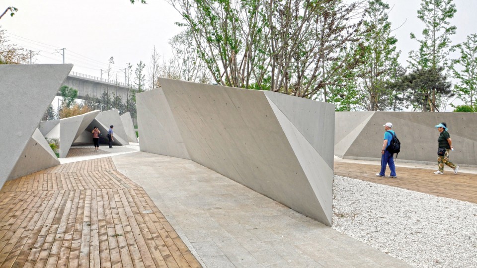 003 Sunken garden by Plasma Studio - Spatial distribution calling to engage bodily