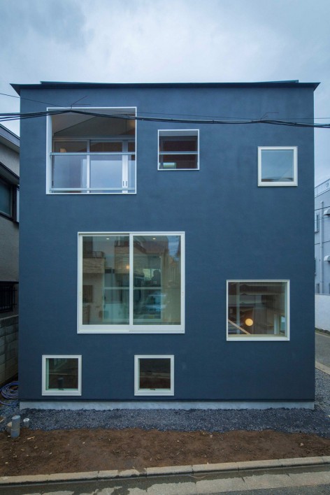 003.House in Kitakarasuyama by Kota Mizuishi-south elevation