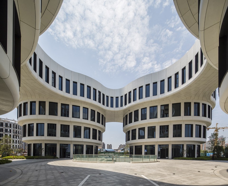 004 first phase of business park at Shanghai Honqiao Airport by mvrdv (2)
