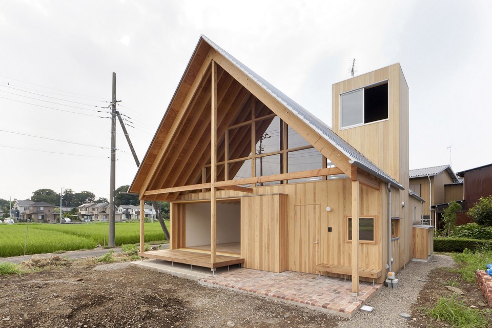 002-A gabled roof in Kawagoe by Hidetoshi Sawa