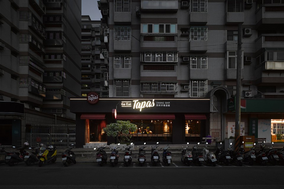 015 Go Eat Tapas DINING BAR - L_063383