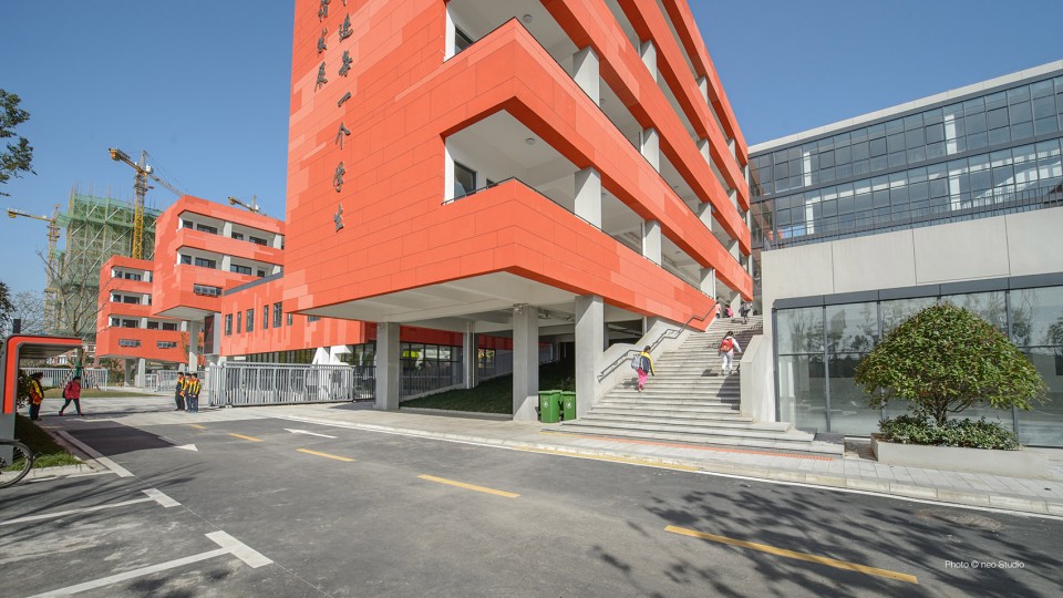 21 West Green Slope & Grand Stairs Hefei No.45 Middle School by VolumeOne