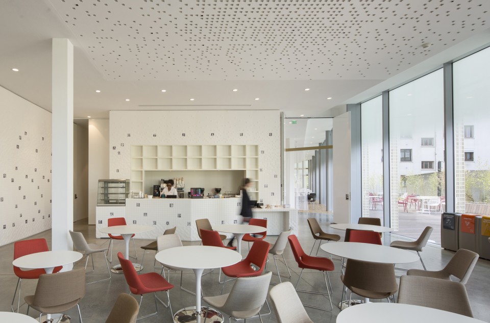 019-Hachette by Jacques Ferrier Architectures