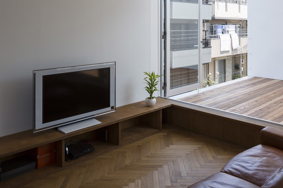1- ichinoe_m_27 Little House with a Big Terrace by Takuro Yamamoto Architects