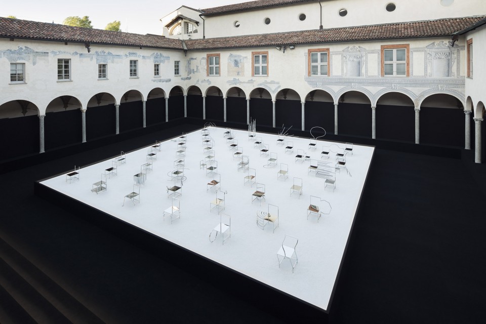 50_manga_chairs_in_Milan_02_takumi_ota