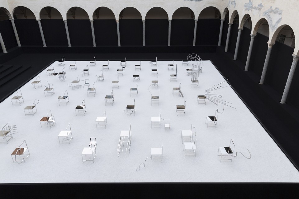 50_manga_chairs_in_Milan_03_takumi_ota