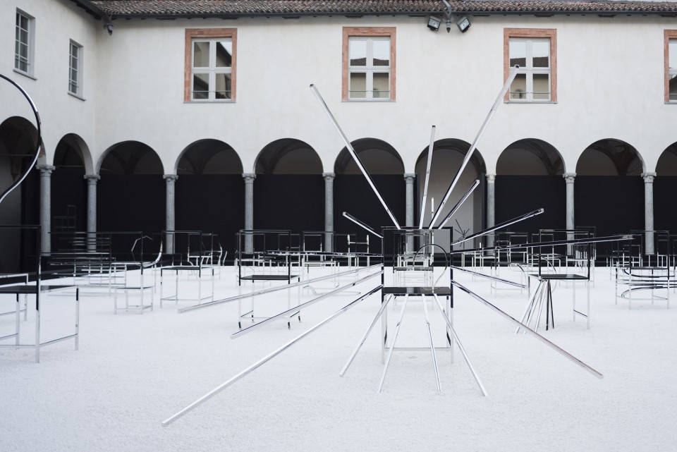 50_manga_chairs_in_Milan_06_takumi_ota