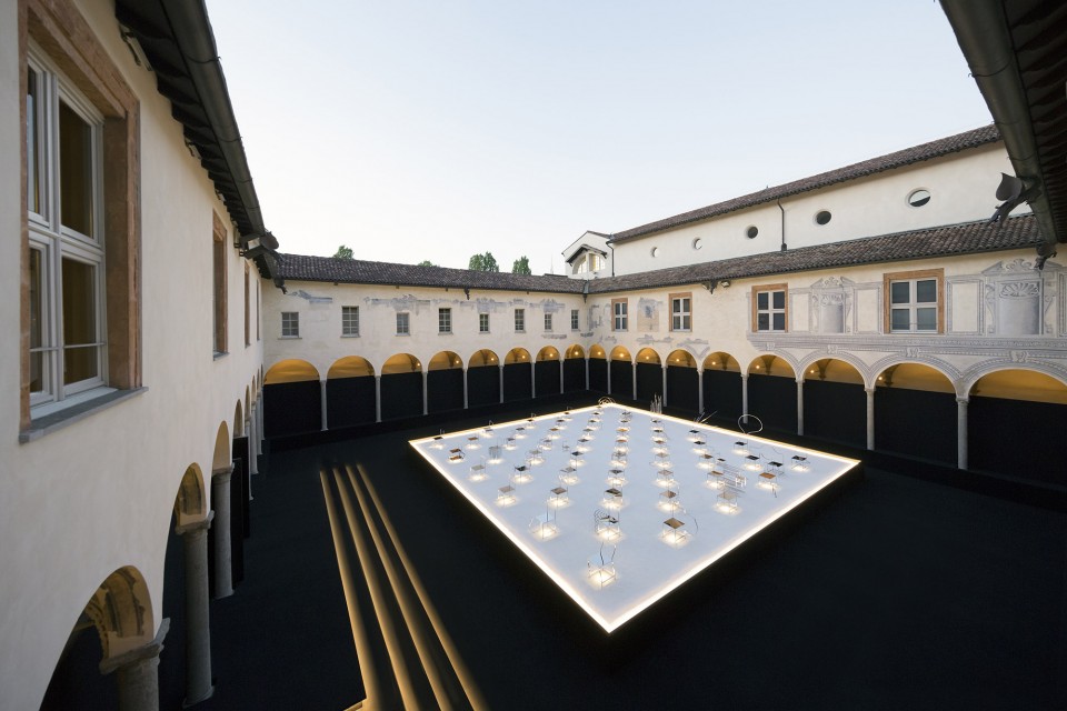 50_manga_chairs_in_Milan_10_takumi_ota