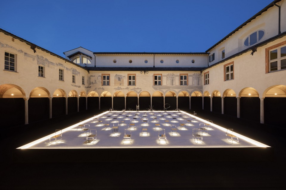 50_manga_chairs_in_Milan_11_takumi_ota