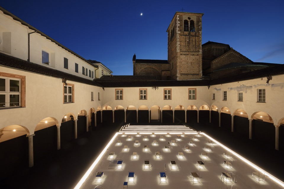 50_manga_chairs_in_Milan_12_takumi_ota