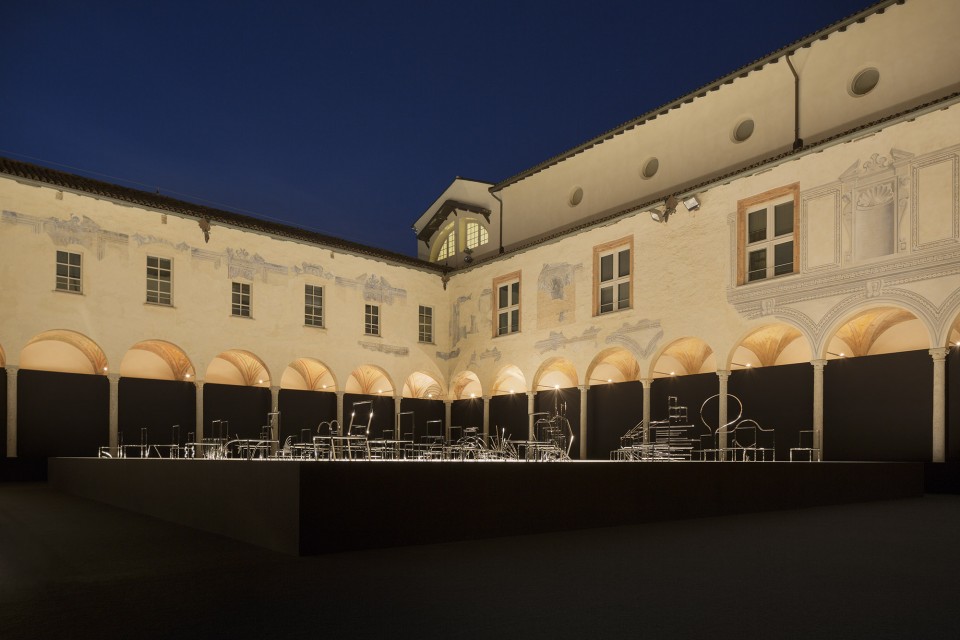 50_manga_chairs_in_Milan_14_takumi_ota