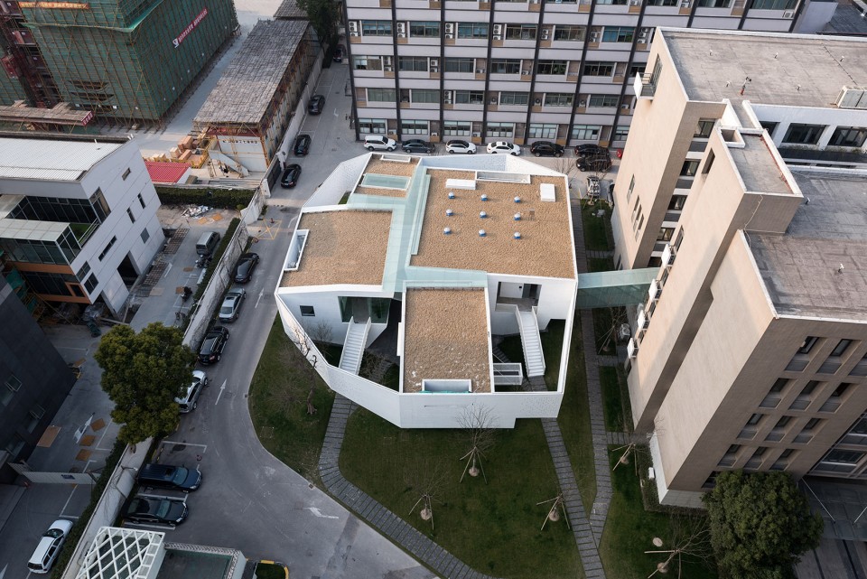 Huaxin Conference Center by Atelier Deshaus