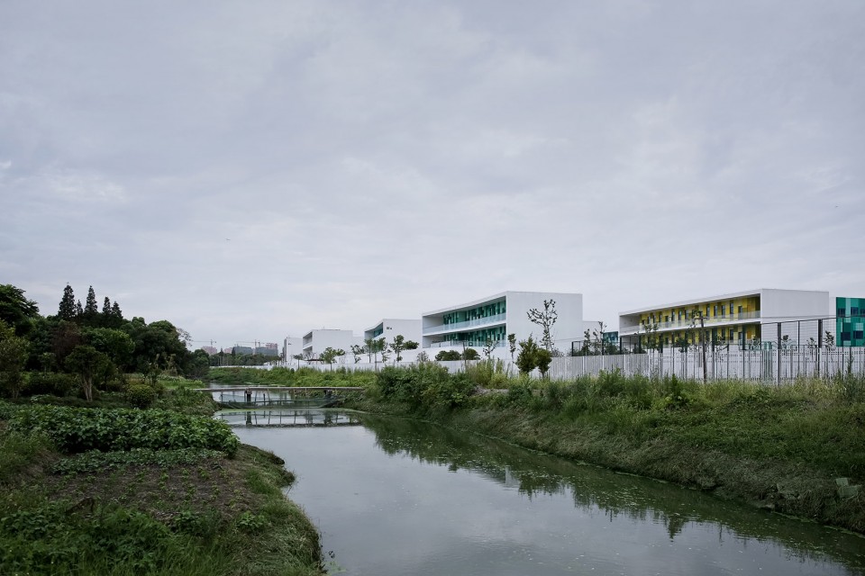 002-小学-教学楼南边的河流