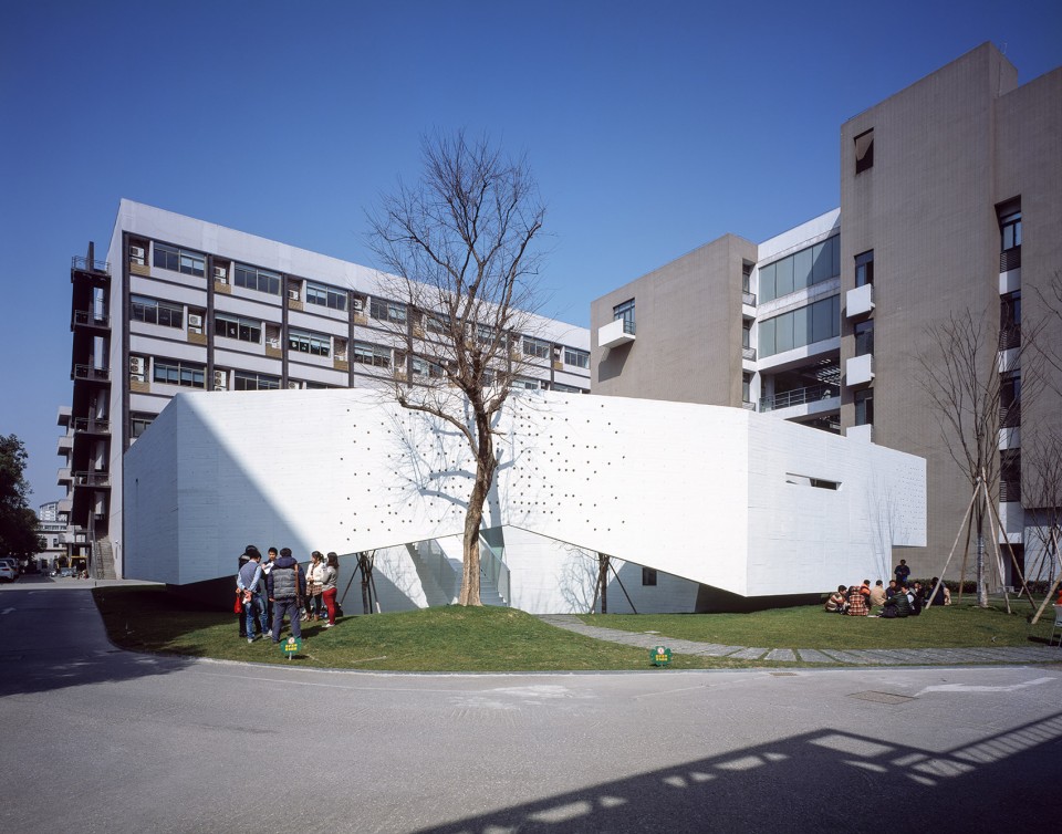 Huaxin Conference Center by Atelier Deshaus