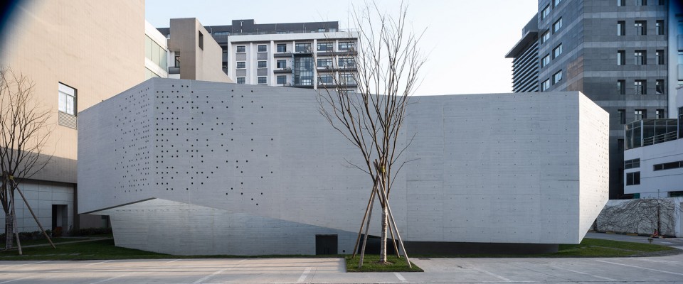 Huaxin Conference Center by Atelier Deshaus