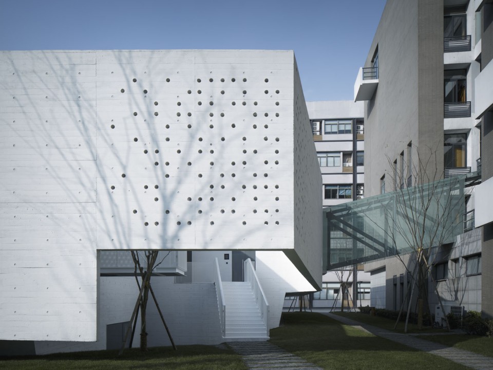 Huaxin Conference Center by Atelier Deshaus