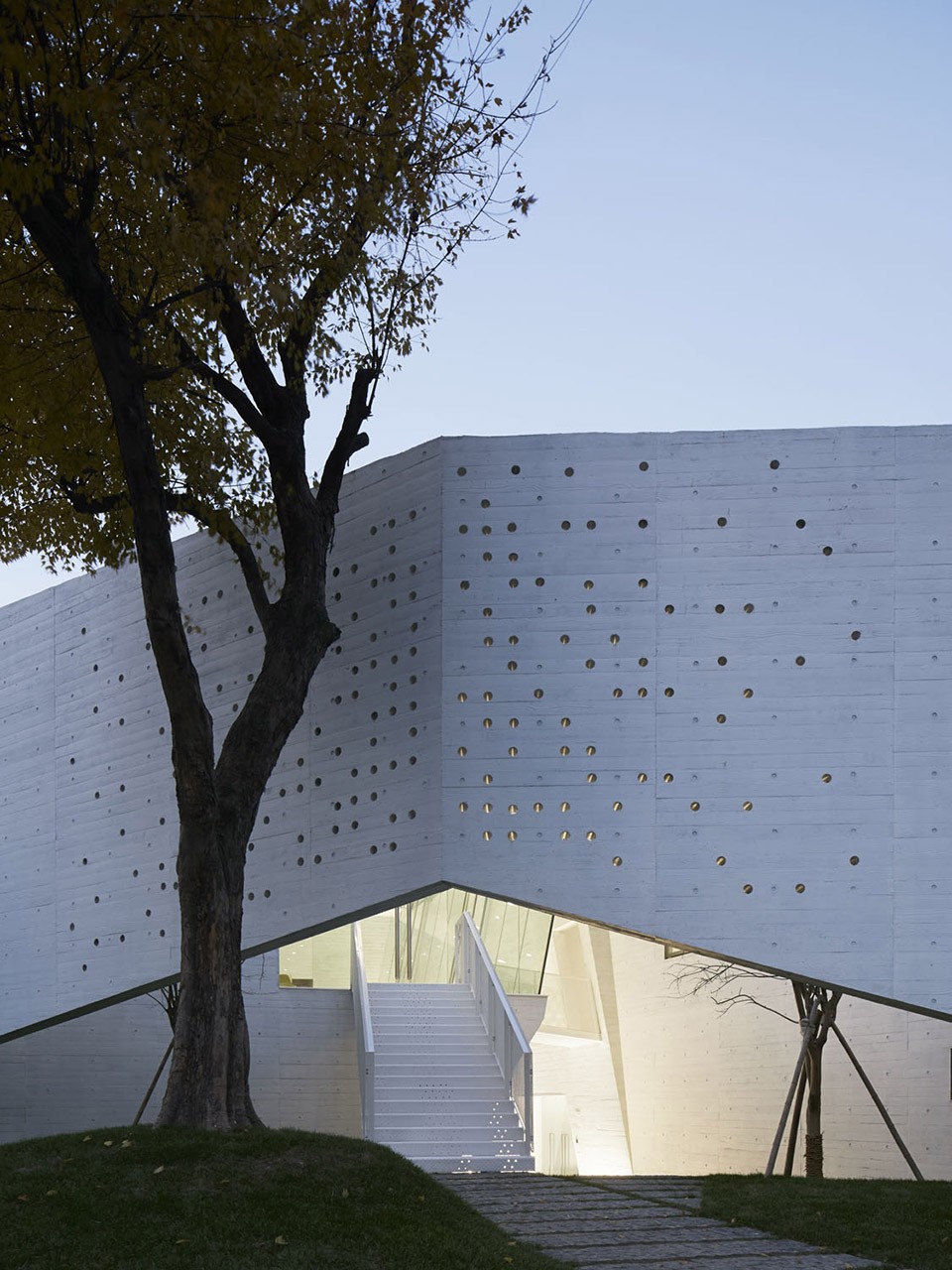 Huaxin Conference Center by Atelier Deshaus