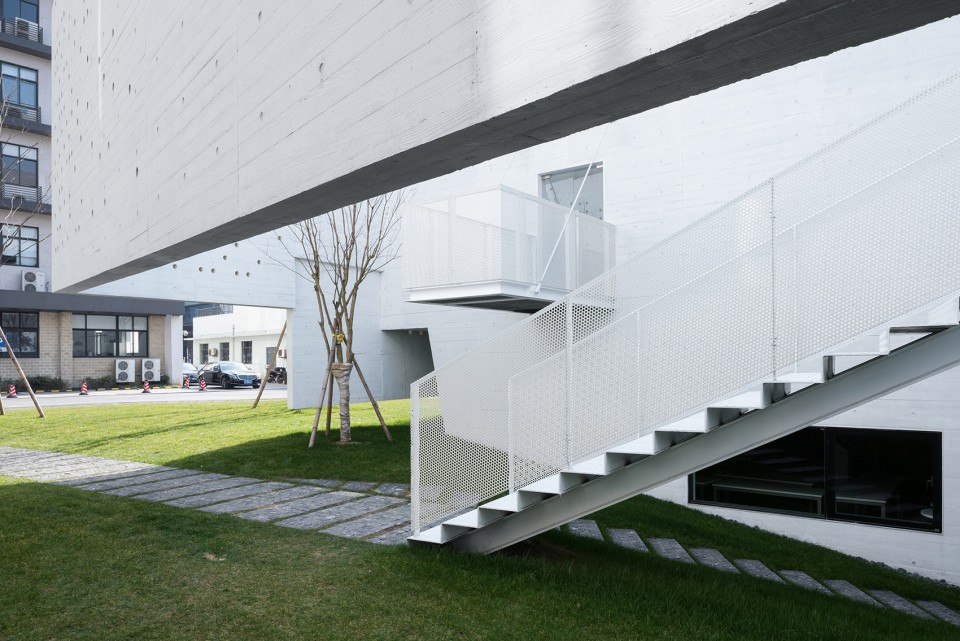 Huaxin Conference Center by Atelier Deshaus