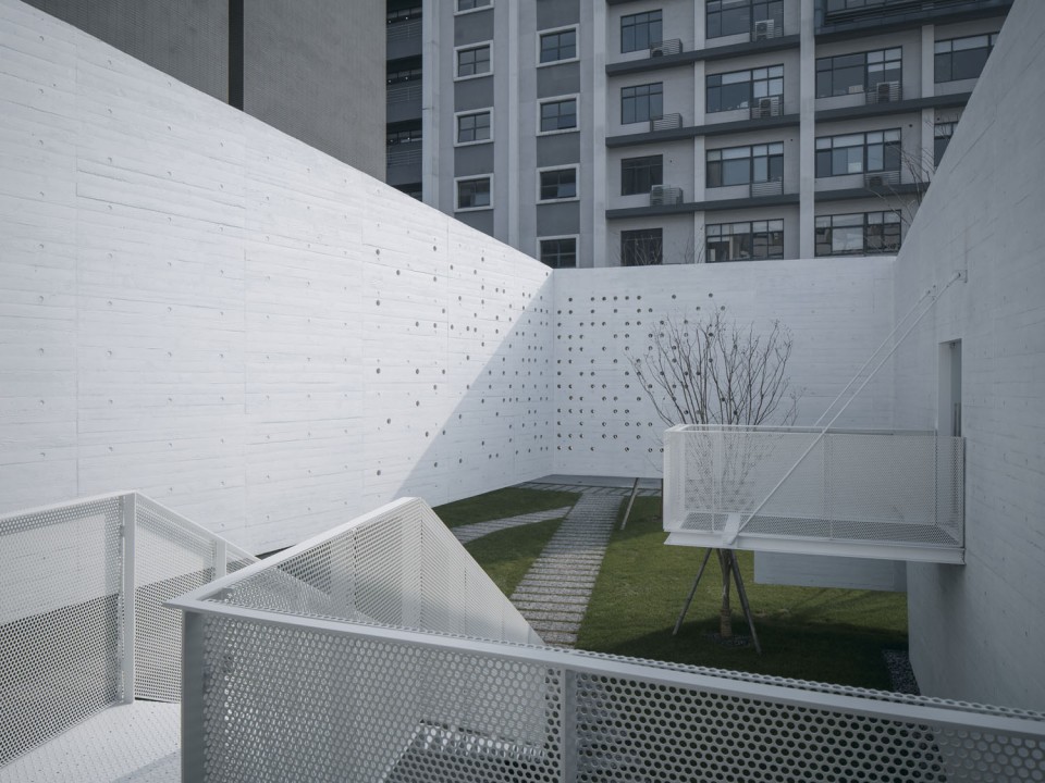 Huaxin Conference Center by Atelier Deshaus