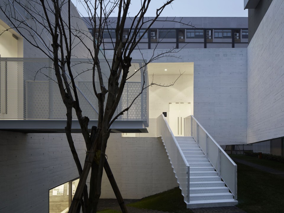 Huaxin Conference Center by Atelier Deshaus