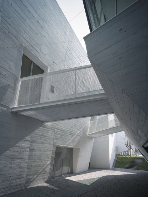 Huaxin Conference Center by Atelier Deshaus