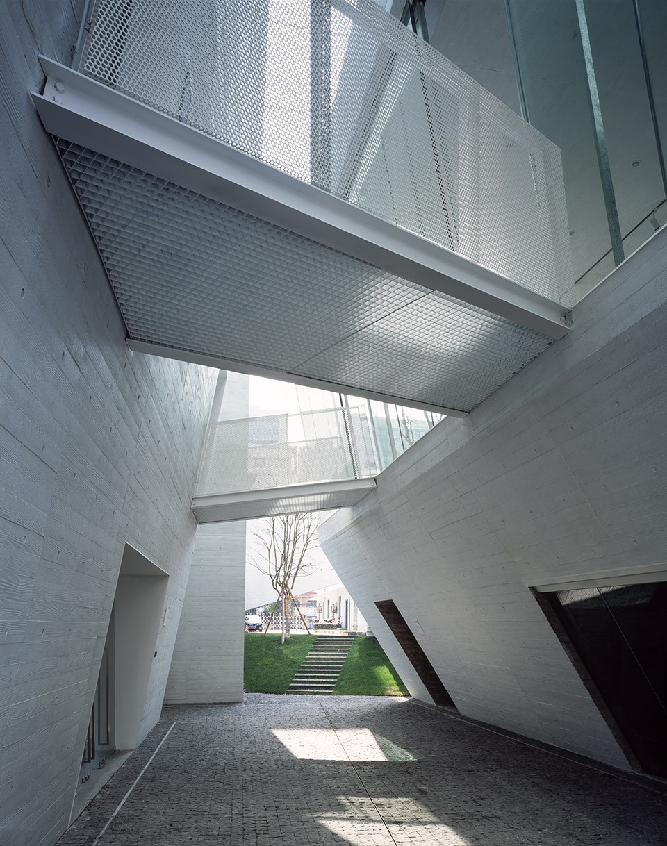 Huaxin Conference Center by Atelier Deshaus