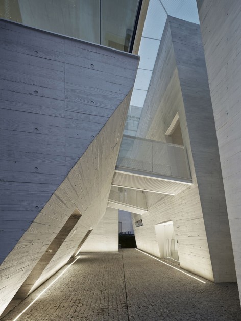 Huaxin Conference Center by Atelier Deshaus