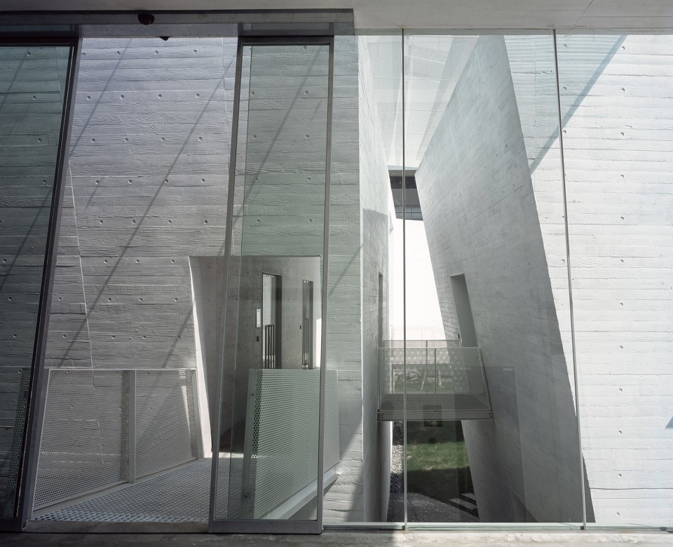 Huaxin Conference Center by Atelier Deshaus