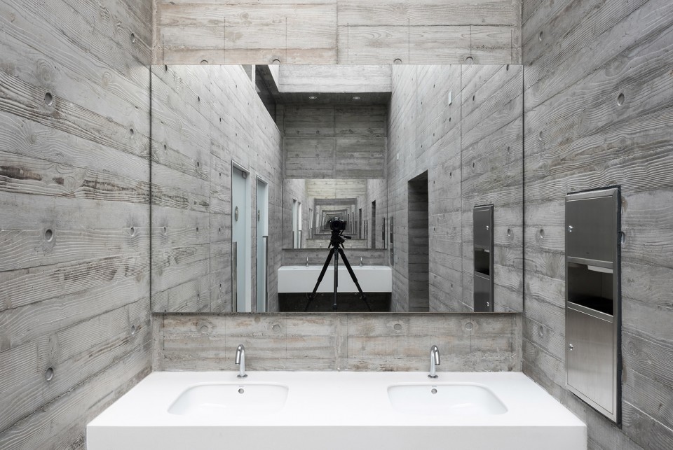 Huaxin Conference Center by Atelier Deshaus