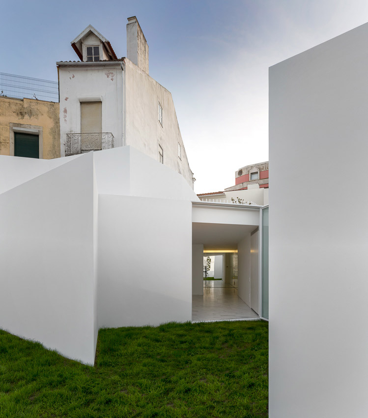 016-House in Alcobaça by Aires Mateus
