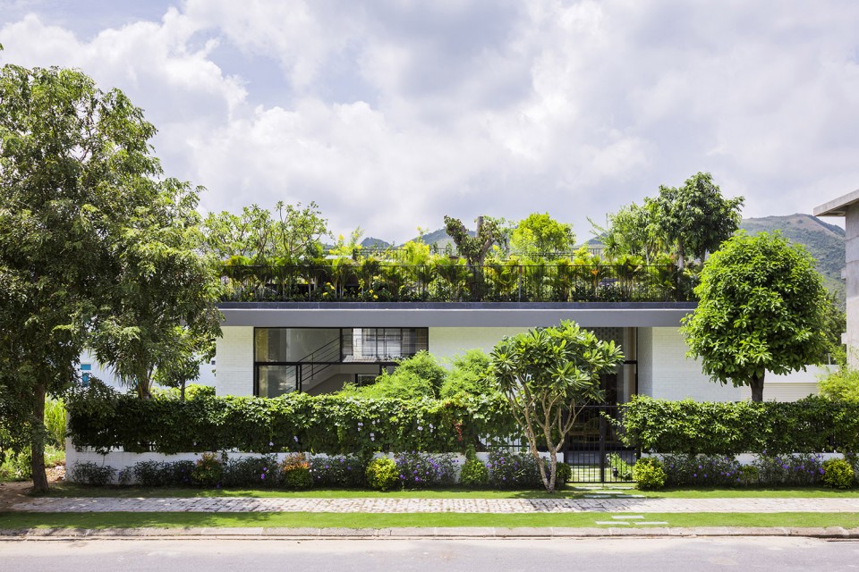 002-A House in Nha Trang by Vo Trong Nghia Architects + ICADA