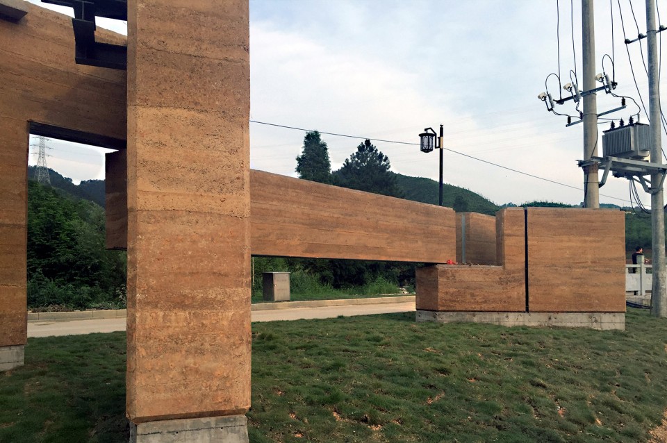 Sanbaopeng Art Museum by DL atelier13 施工中的夯土墙节点样板