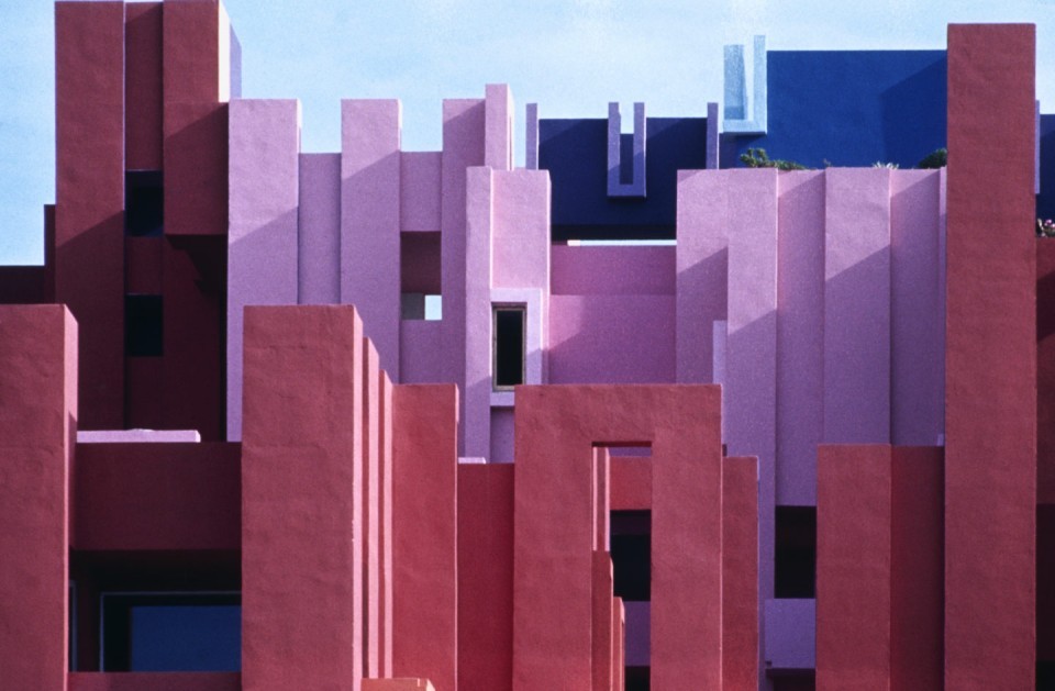 028-LA-MURALLA-ROJA-by-Taller-de-Arquitectura-960x629