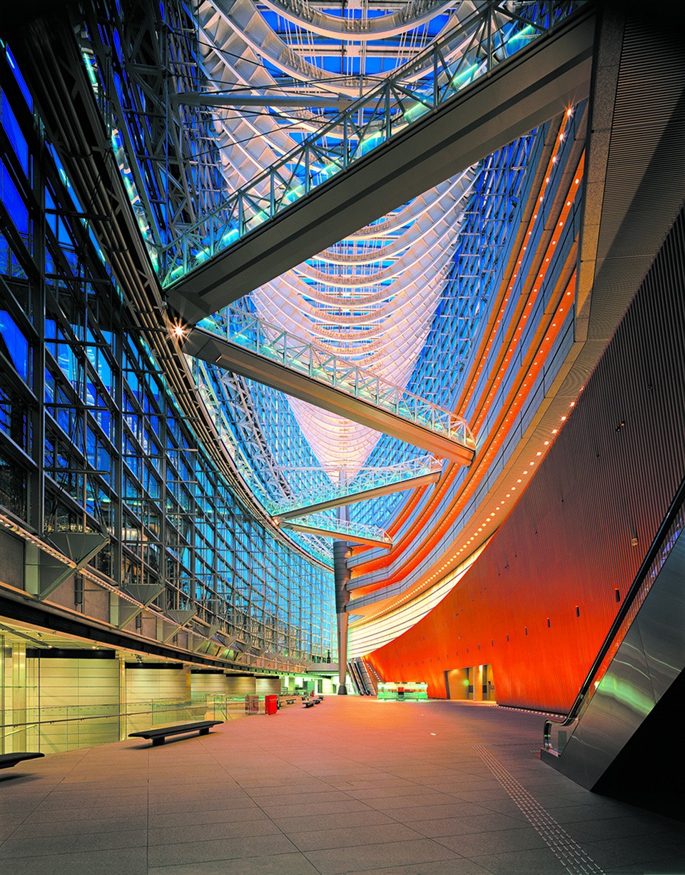 Pedestrian bridges soar over the concourse level in the Glass Hall, connecting the administrative offices along the eastern edge of the hall with the performance venues on the opposite side of the complex. The bridges perform an important structural function as well, bracing the walls against high wind loads and earthquake stress.