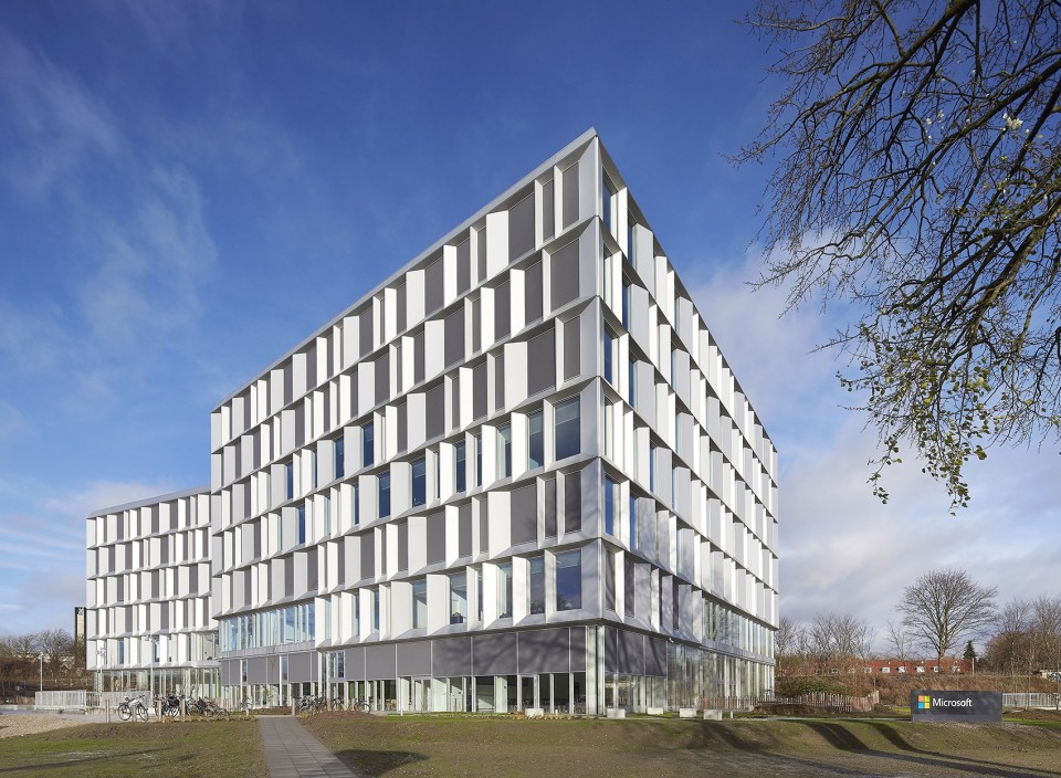 Microsoft’s new, Danish domicile gathers two units under the same roof. The design of the building originates in Microsoft’s approach to work, where cooperation and knowledge sharing are key. The building is located in Lyngby, north of Copenhagen, Denmark, and designed by Henning Larsen Architects. Photo by Hufton + Crow.