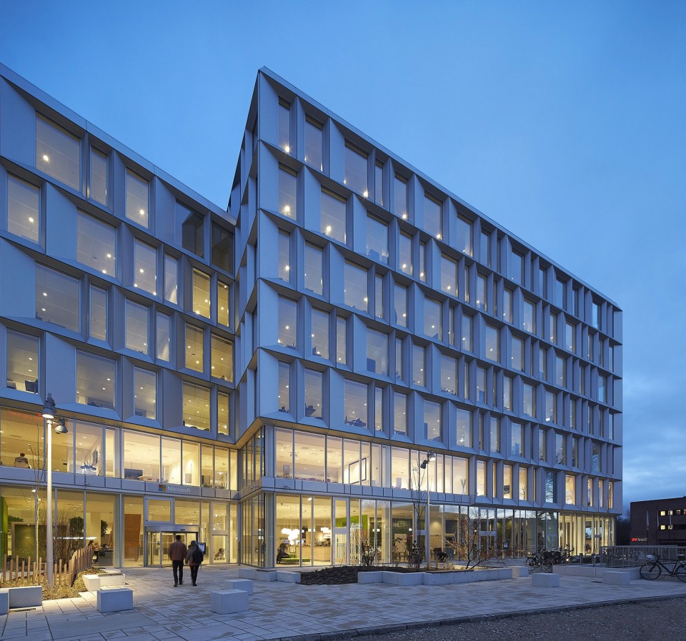 Microsoft’s new, Danish domicile gathers two units under the same roof. The design of the building originates in Microsoft’s approach to work, where cooperation and knowledge sharing are key. The building is located in Lyngby, north of Copenhagen, Denmark, and designed by Henning Larsen Architects. Photo by Hufton + Crow.