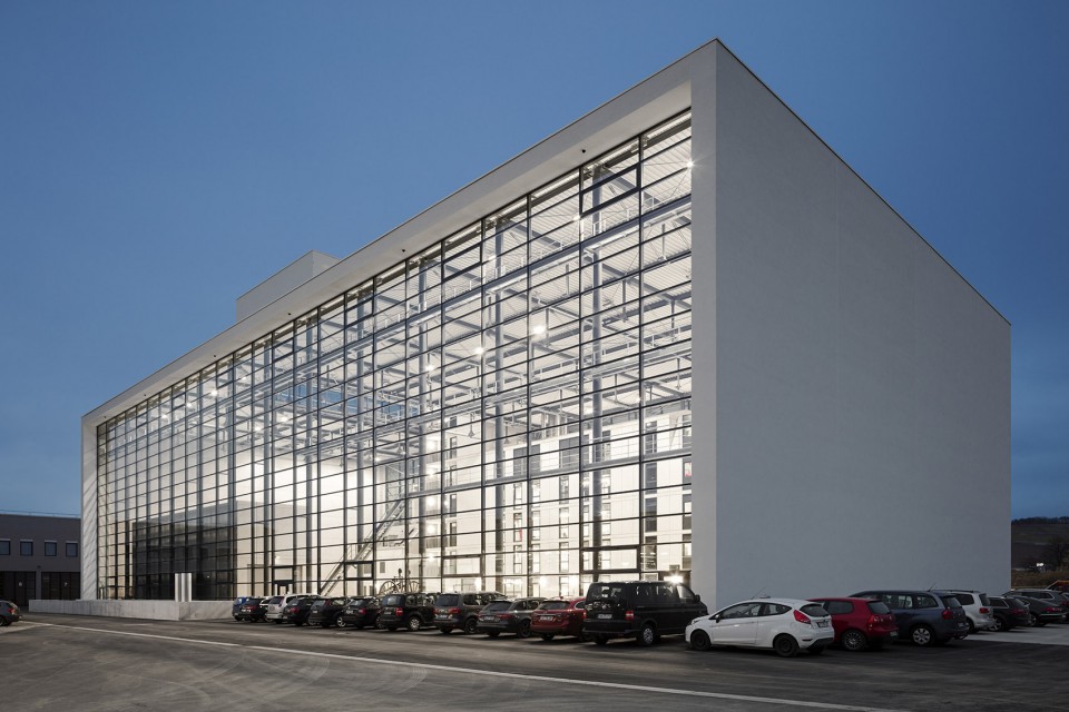 Übungshalle der staatlichen Feuerwehrschule Würzburg Wettbewerb 2012 - 1.Preis Übungshalle mit Gebäudeatrappen (Ein- und Mehrfamilienhaus, Hochhaus, Gebäude besonderer Art und Nutzung) für eine wirklichkeitsnahe Ausbildung der Bayerischen Feuerwehrleute. Entwurf: Volkwin Marg mit Jürgen Hillmer Partner: Jürgen Hillmer Projektleitung: Kai Ritzke Bauherr: Staatliches Bauamt Würzburg BGF-Daten: 7.700 m² (5.500 m²) Bauzeit: 2014 - 2016