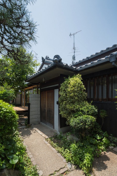 5-House in Kamisawa by Tato Architects
