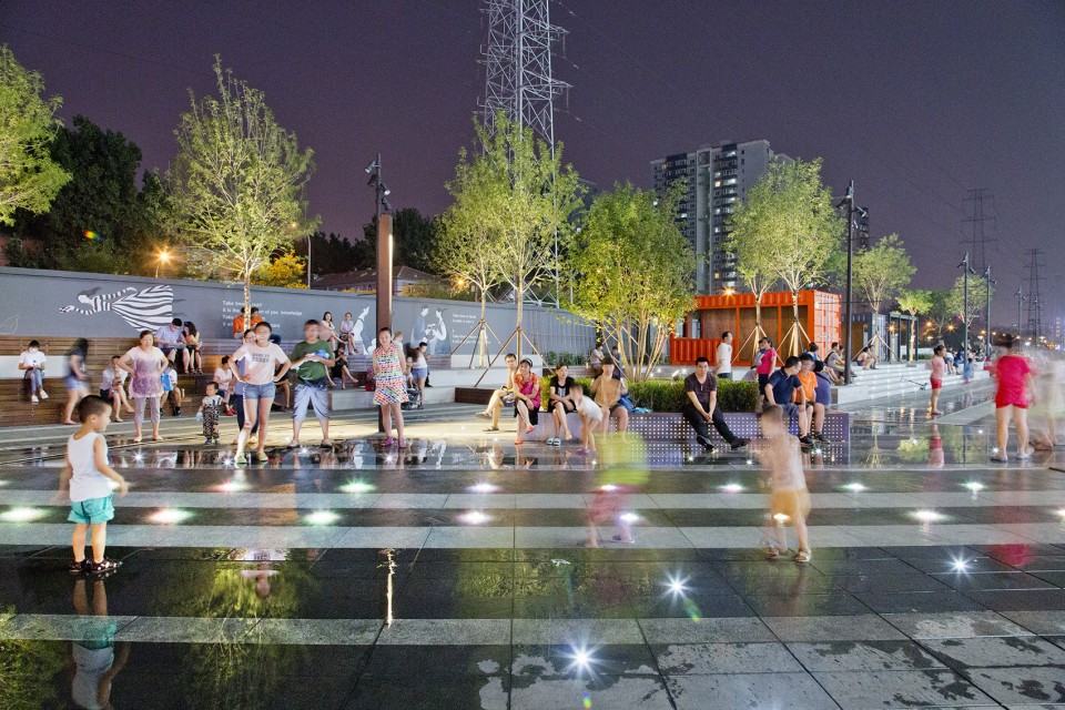 012-Waiting for the Next Ten Minutes - U-Center Plaza by by Z + T STUDIO