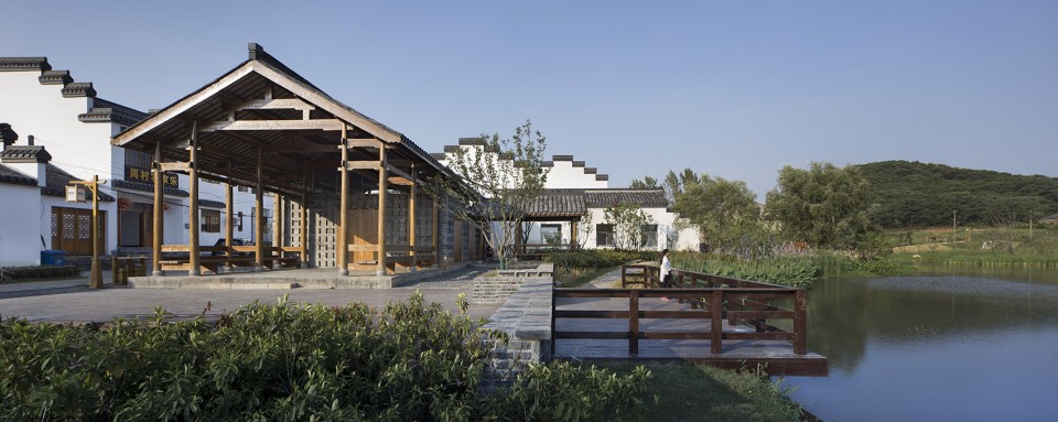 2村口广场看向长廊- A Rural Shop at Huashu Village, Nanjing, China by Atelier Zhouling
