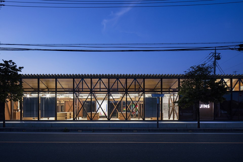 2-JINS-Ageo-Shop-Renovation-by-Schemata-Architects-960x640
