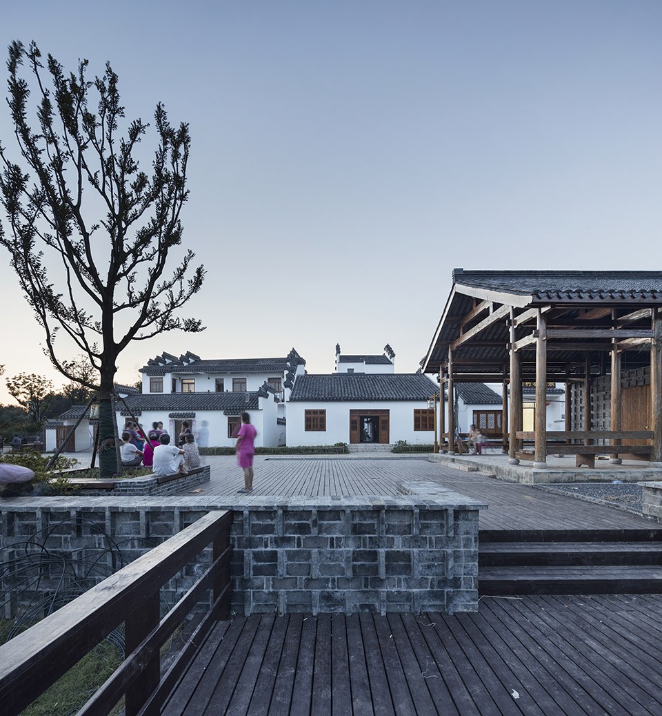 8河边平台与广场- A Rural Shop at Huashu Village, Nanjing, China by Atelier Zhouling