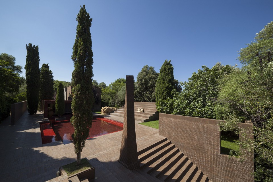 001-Family House by Ricardo Bofill Taller de Arquitecturaricardo_bofill_taller_arquitectura_montras_house_spain_01