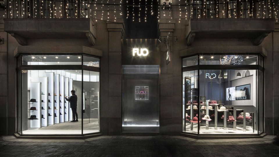 002-FUO Wuhan: a room for the narcissist By LUKSTUDIO