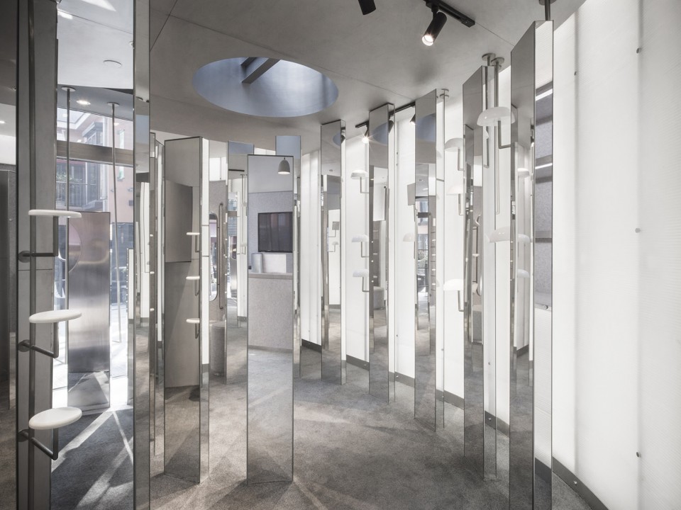 009-FUO Wuhan: a room for the narcissist By LUKSTUDIO