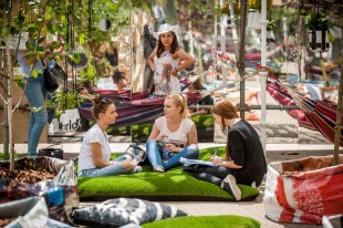 010-Temporary-public-space-for-Malta-Festival-Poznan-2016-on-Plac-Wolnosci-by-Atelier-Starzak-Strebicki-960x639