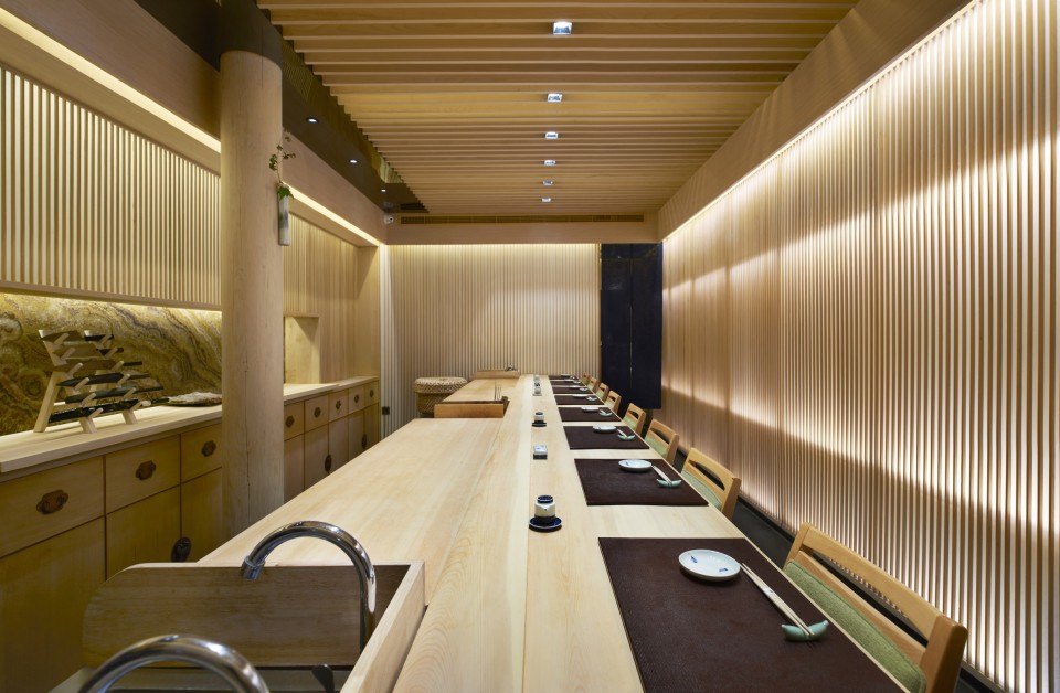2-interior2_sushi zen_odd