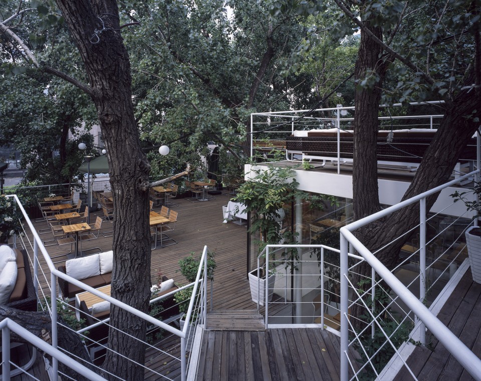 5-连接室外平台和屋顶平台的楼梯_TiensTiens cafe_TAO