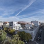 布拉格 DOX 艺术中心上空的飞艇 / Hut Architektury Martin Rajnis