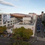 布拉格 DOX 艺术中心上空的飞艇 / Hut Architektury Martin Rajnis